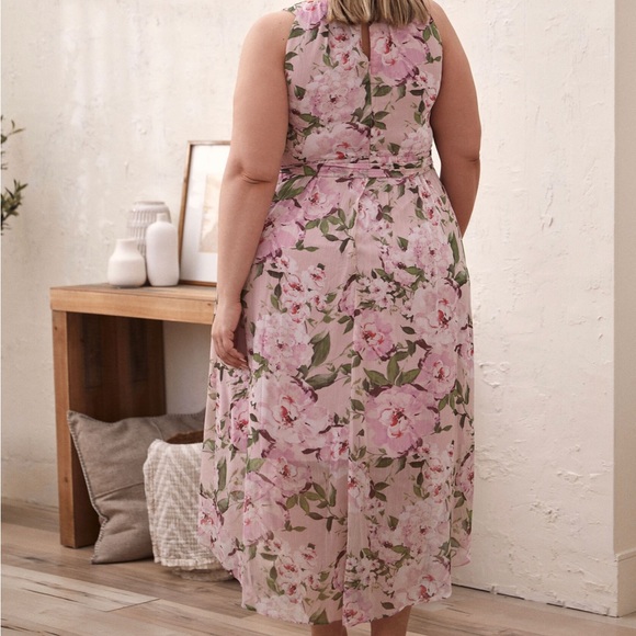 Floral dress 🌸 - Picture 3 of 12